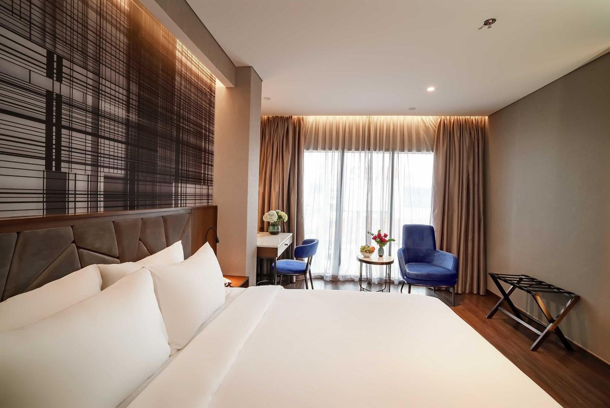 Nhat Ha Lavish Khách sạn 3*